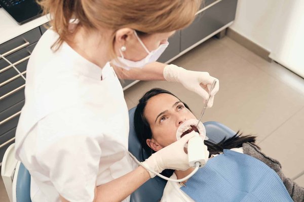 Service de dentisterie : les trois principaux soins dentaires esthétiques